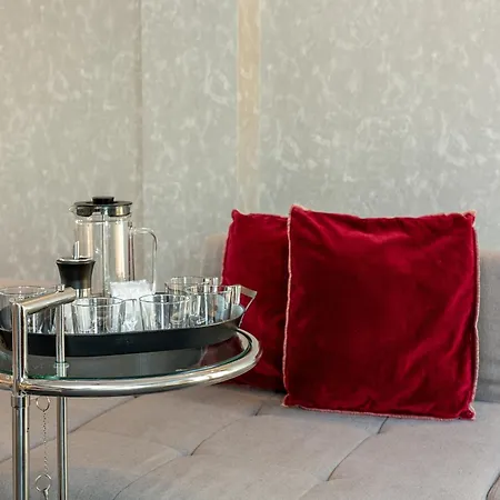 Spacious 4-bedroom In Apartment *