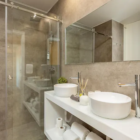 Spacious 4-bedroom In Apartment Porto