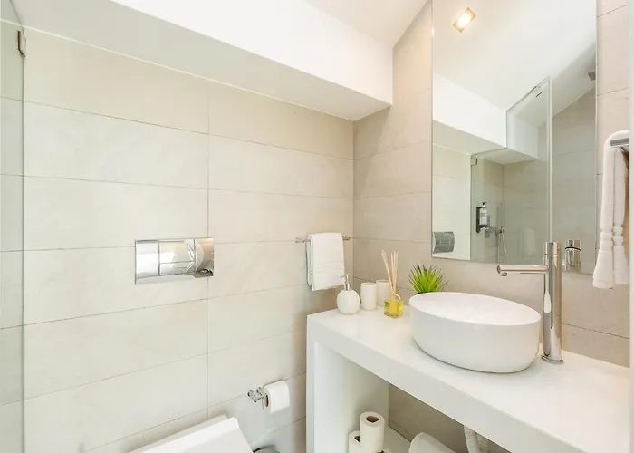 Spacious 4-bedroom In Oporto