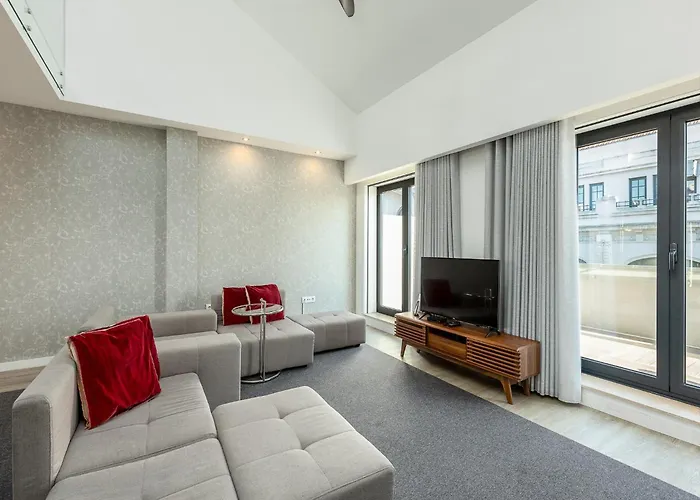 Spacious 4-bedroom In Apartamento Oporto