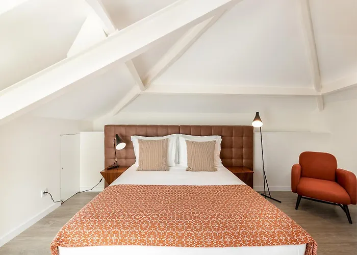 Spacious 4-bedroom In Lägenhet Oporto