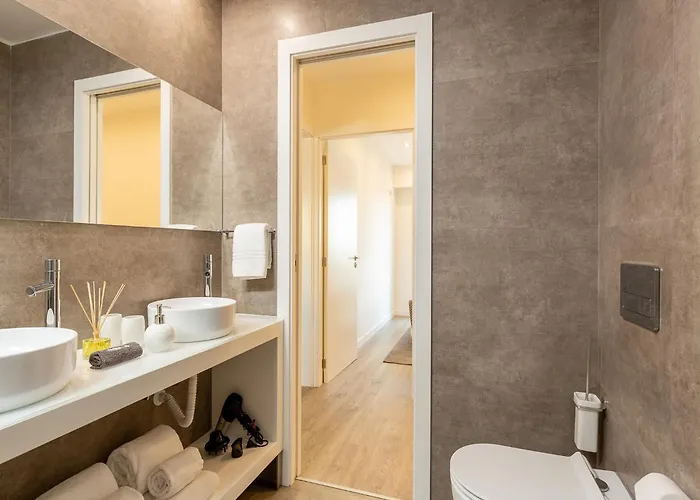 Lägenhet Spacious 4-bedroom In