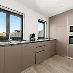 Apartament Spacious 4-bedroom In *